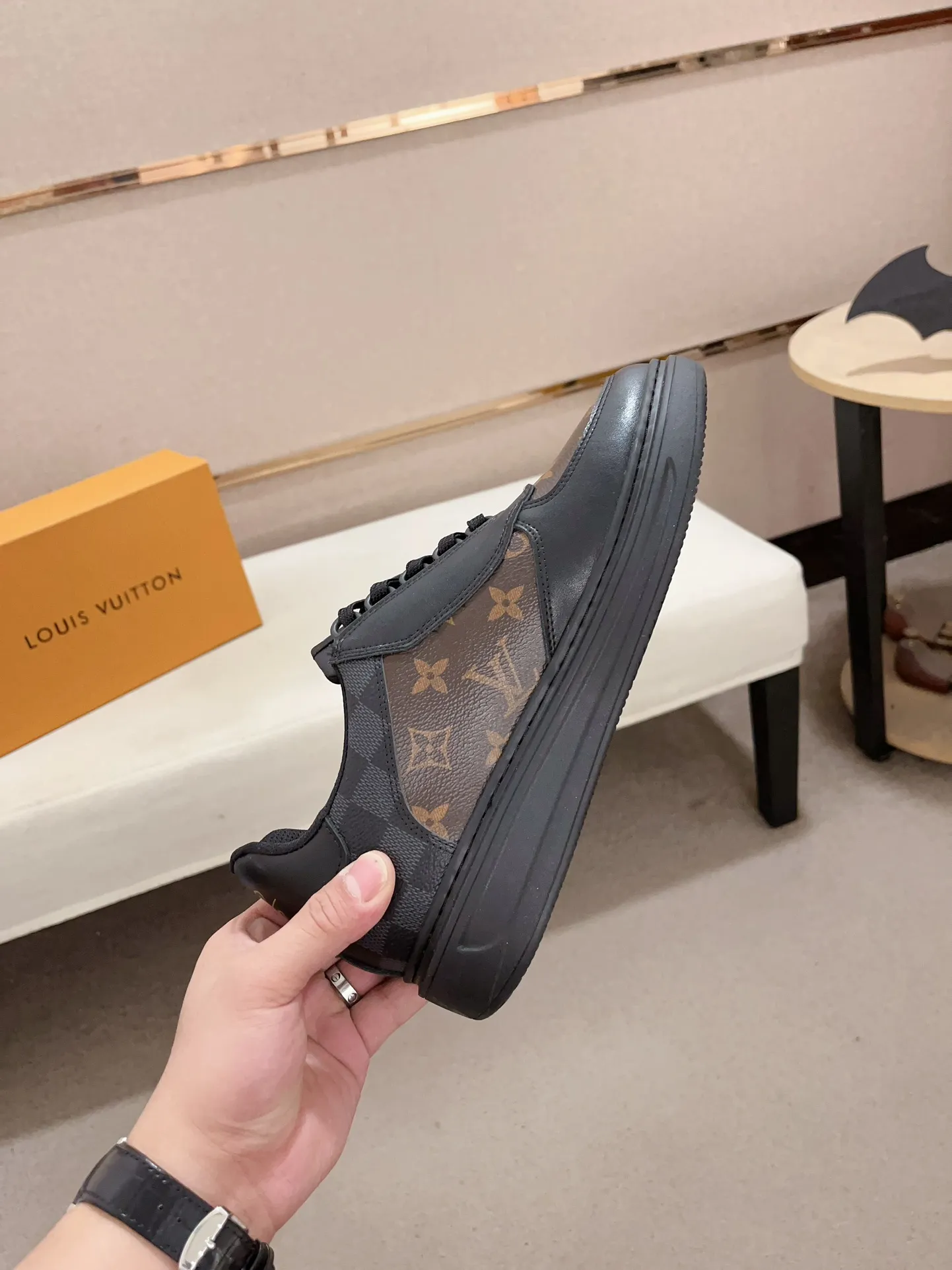 Men's shoes💰 400💰Louis Vuitton (Louis Vuitton/LV top 🔍🔍new model is on sale at the same time at the counter, upper 🇮🇹 imported first-layer cowhide from Italy, fully imported sheepskin lining 💪💪, completely 1⃣️ to 1⃣️ replica 🇮🇹💪💪 , ⚠Sole: Original sole provided by the original factory, exclusive movable molded sole, super comfortable, ⚠Original factory goods, 🔍🔍high quality, can be entered and exited the counter at will, welcome to compare⚠Code number: 38-44 (45 can be customized).